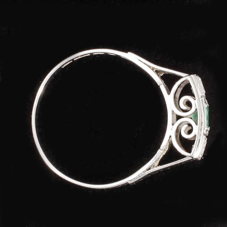 RING, 18k vitguld med briljantslipade diamanter tot ca0,15ct enl gravyr samt smaragd. Vikt 3,5g.