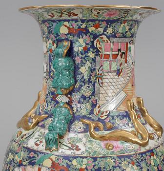 PRAKTVAS, Kina, porslin, 1900-tal.
