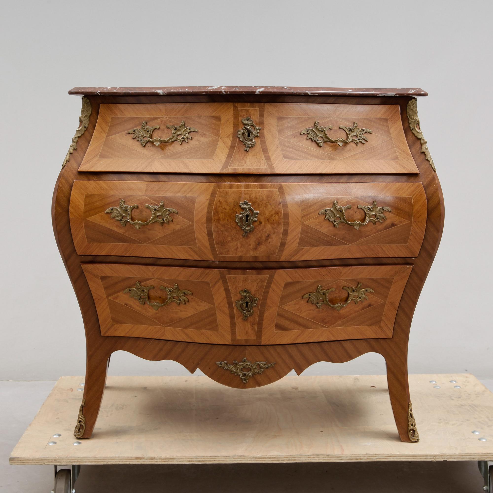 BYRÅ, rokokostil, omkring 1900-talets mitt.