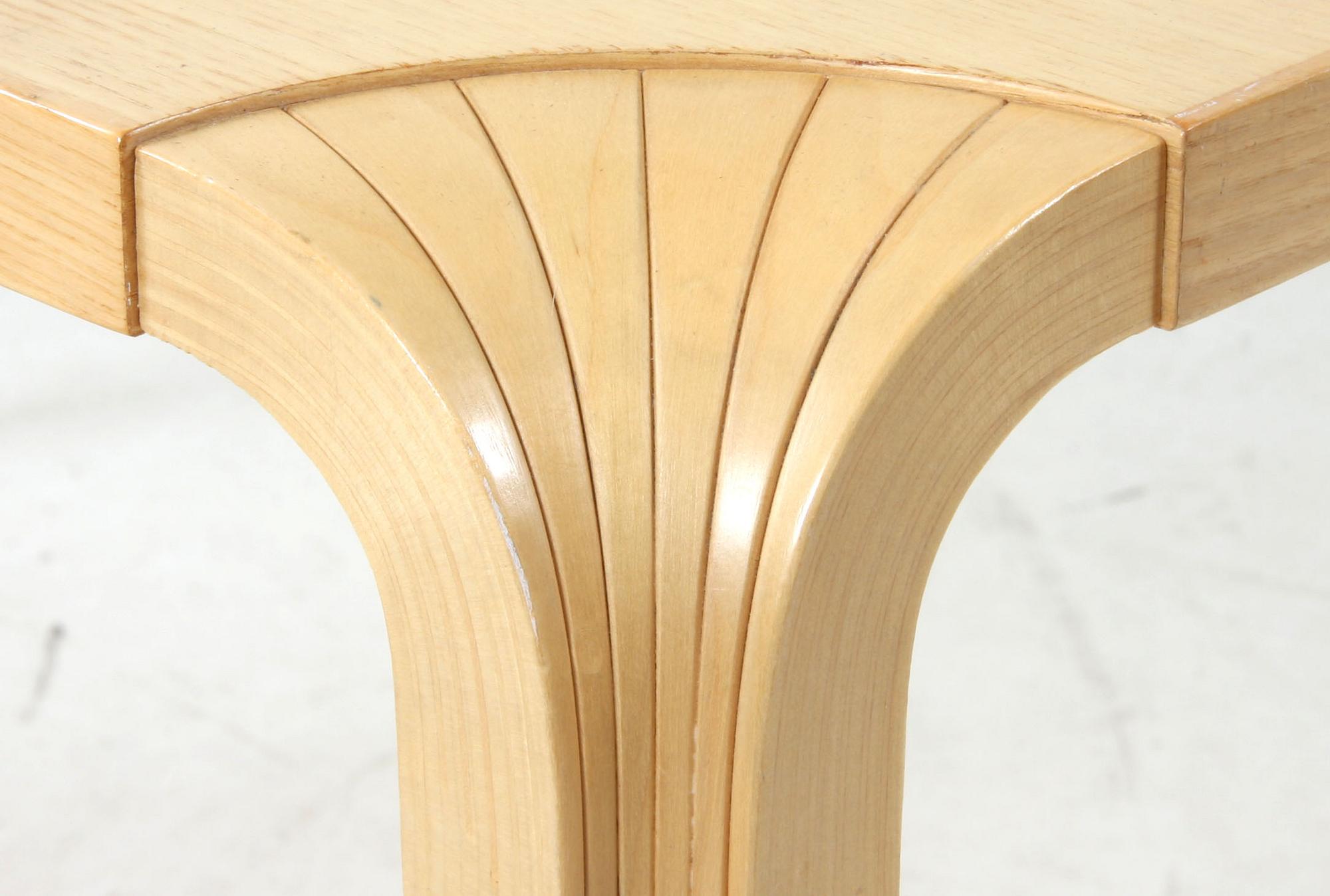 BORD, "X800A/MX800A", Alvar Alto för Artek. Formgivet år 1954.