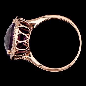 RING, 18K roséguld, ametist ca 8.14 ct samt åttkantslipade diamanter tot ca 0.20 ct. Vikt ca 6 g.