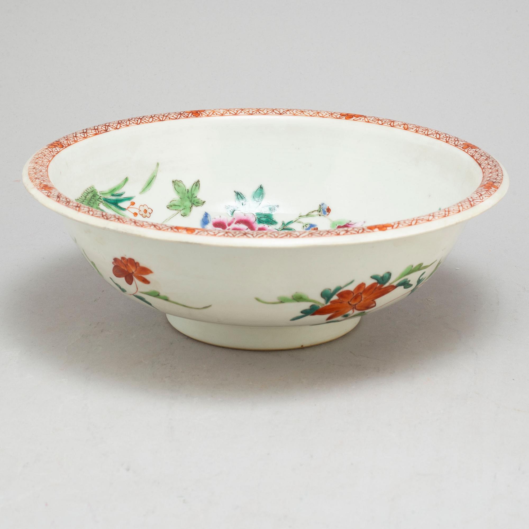 A famille rose export porcelain bowl and a pair of pates, Qing dynasty, 18th century.