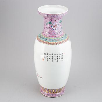 VAS, porslin. Kina, 1900-tal.