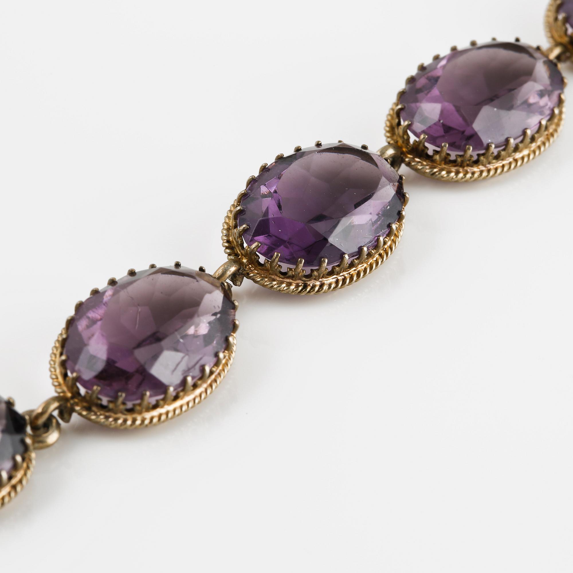 COLLIER, förgyllt silver samt fasettslipade ametister. Vikt 44,9 gram.
