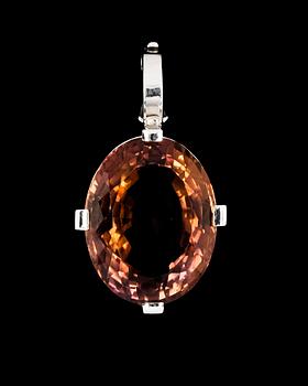 682. PENDANT, smoky quartz set in 18k white gold.