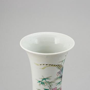 A pair of famille rose vases, Qing dynasty, 19th Century.