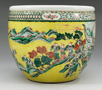 A large famille verte fish bowl, late Qing dynasty (1644-1912).