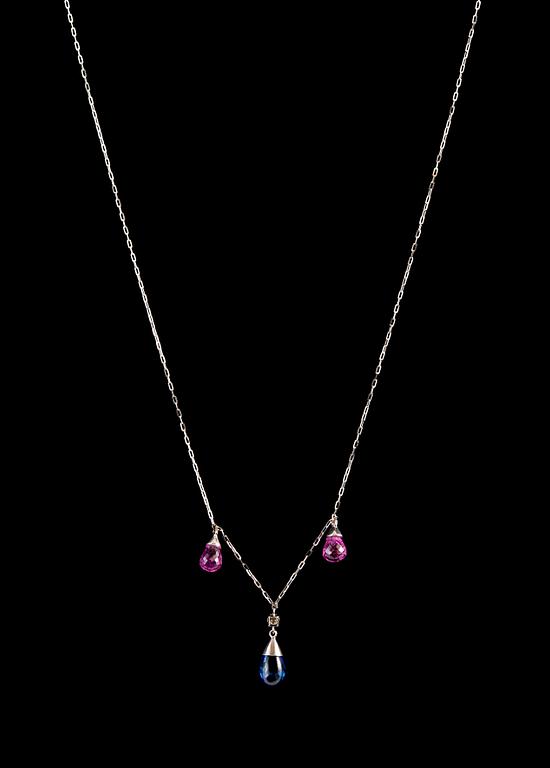 KAULAKORU, brioletthiontaisia vaaleanpunaisia safiireja 3.40 ct, tansaniitti 2.51 ct, briljanttihiottu timantti 0.10 ct.