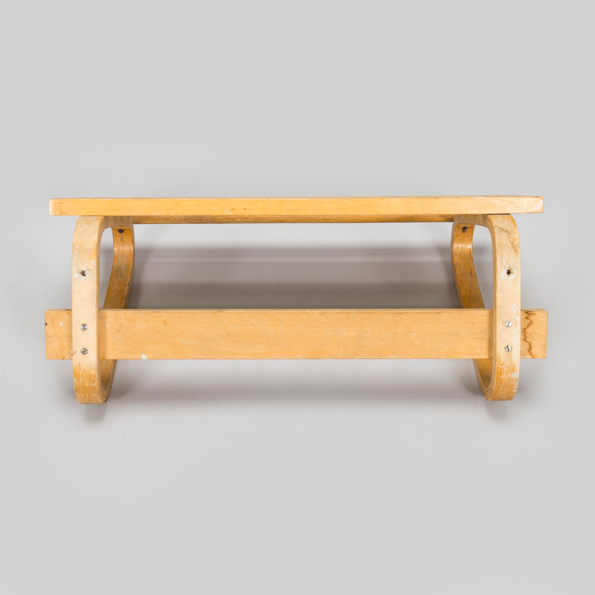 Alvar Aalto, hattuhylly / vaatenaulakko, Artek, 1900-luvun puoliväli.
