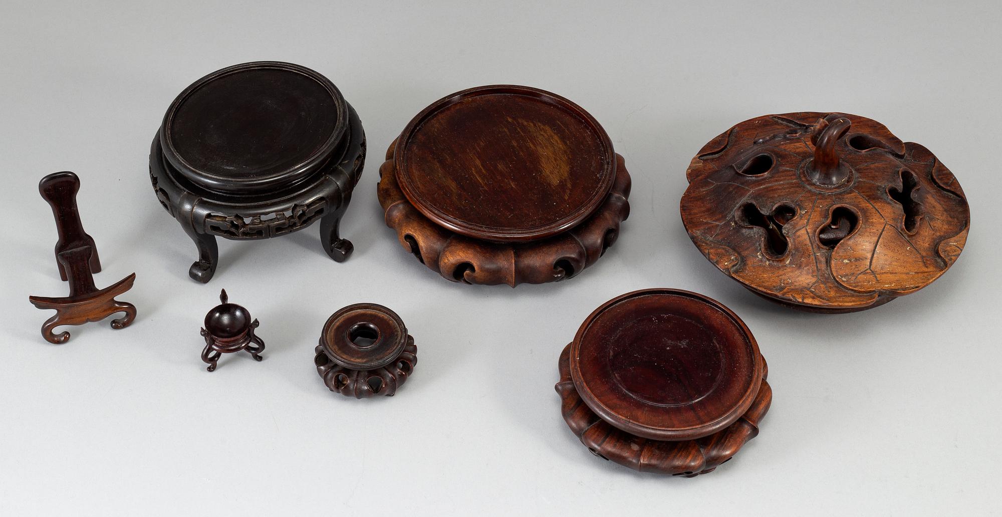 STÄLL, sex stycken samt LOCK, två stycken, trä. Kina, 18/1900-tal.