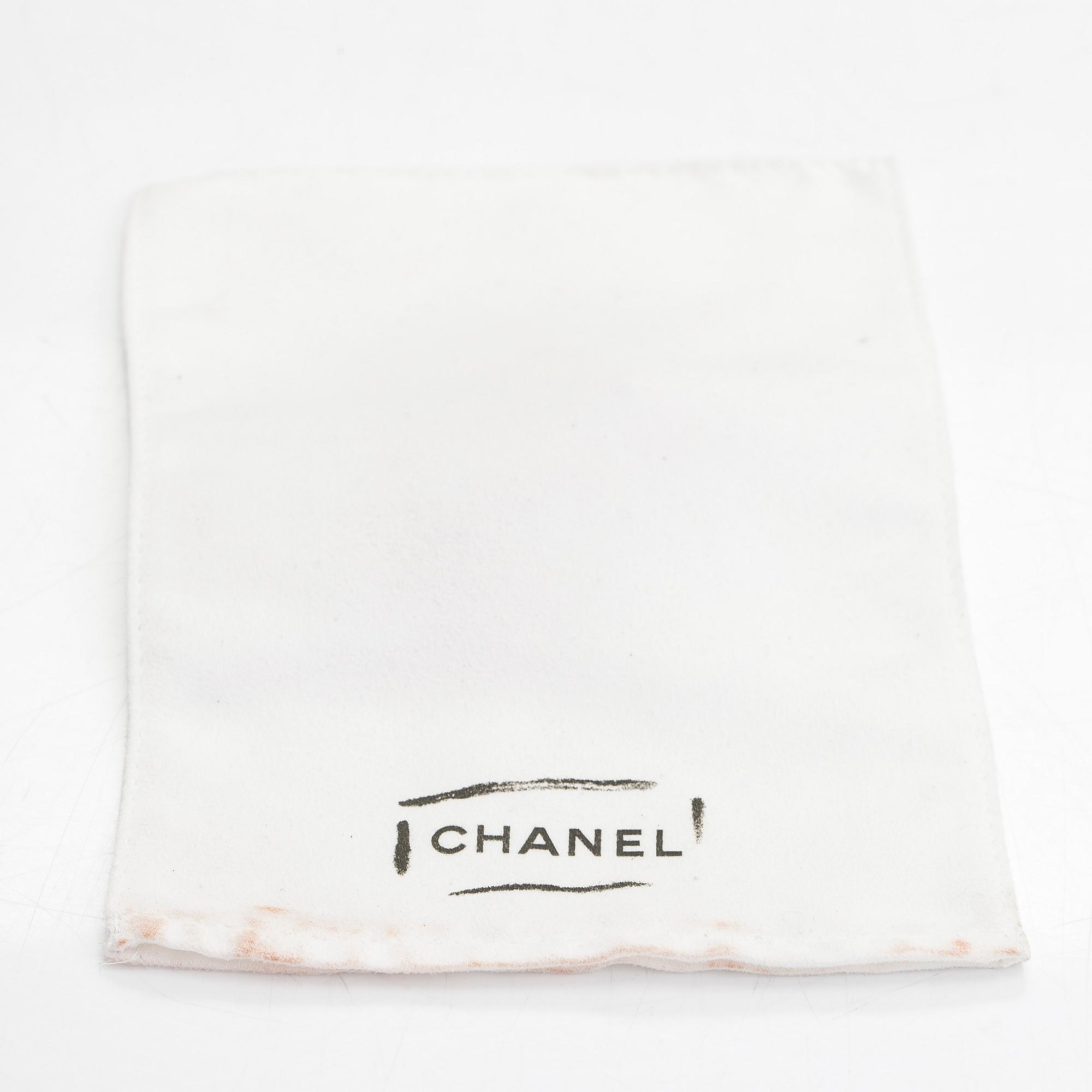 Chanel, korvakorupari, kullanväristä metallia, korukivi. Merkitty Chanel 2 5 Made in France.