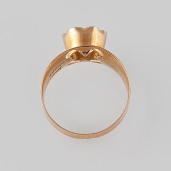 RING, 18K guld med fasettslipad bergkristall,  Atelje Waldemar Jonsson, Skara, 1975. Vikt 3,4 gram.