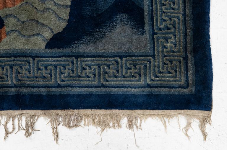 A Chinese rug, semi-antique /old, 191 x 157 cm.