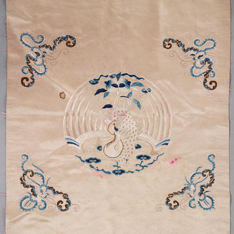 TEXTILIER, broderat siden. Qingdynastin samt tidigt 1900-tal.