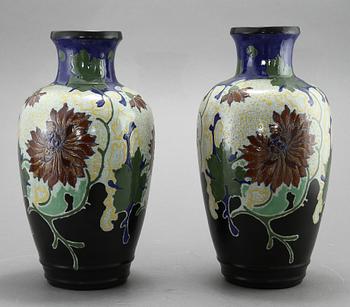 VASER, ett par, glaserat lergods, Gouda, Holland, 1900-talets andra hälft.