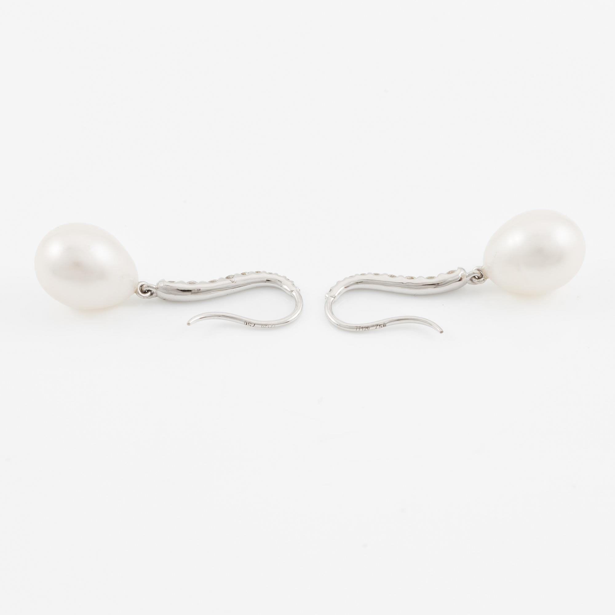 Earrings 18K white gold with cultured drop-shaped pearls and brilliant-cut diamonds.
