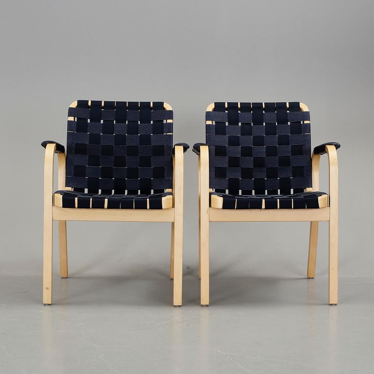 KARMSTOLAR, ett par. Modell 45, Alvar Aalto, Artek.