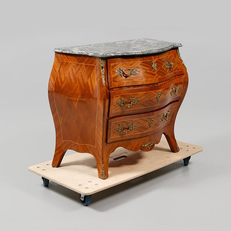 BYRÅ, rokokostil, omkring 1900-talets mitt.