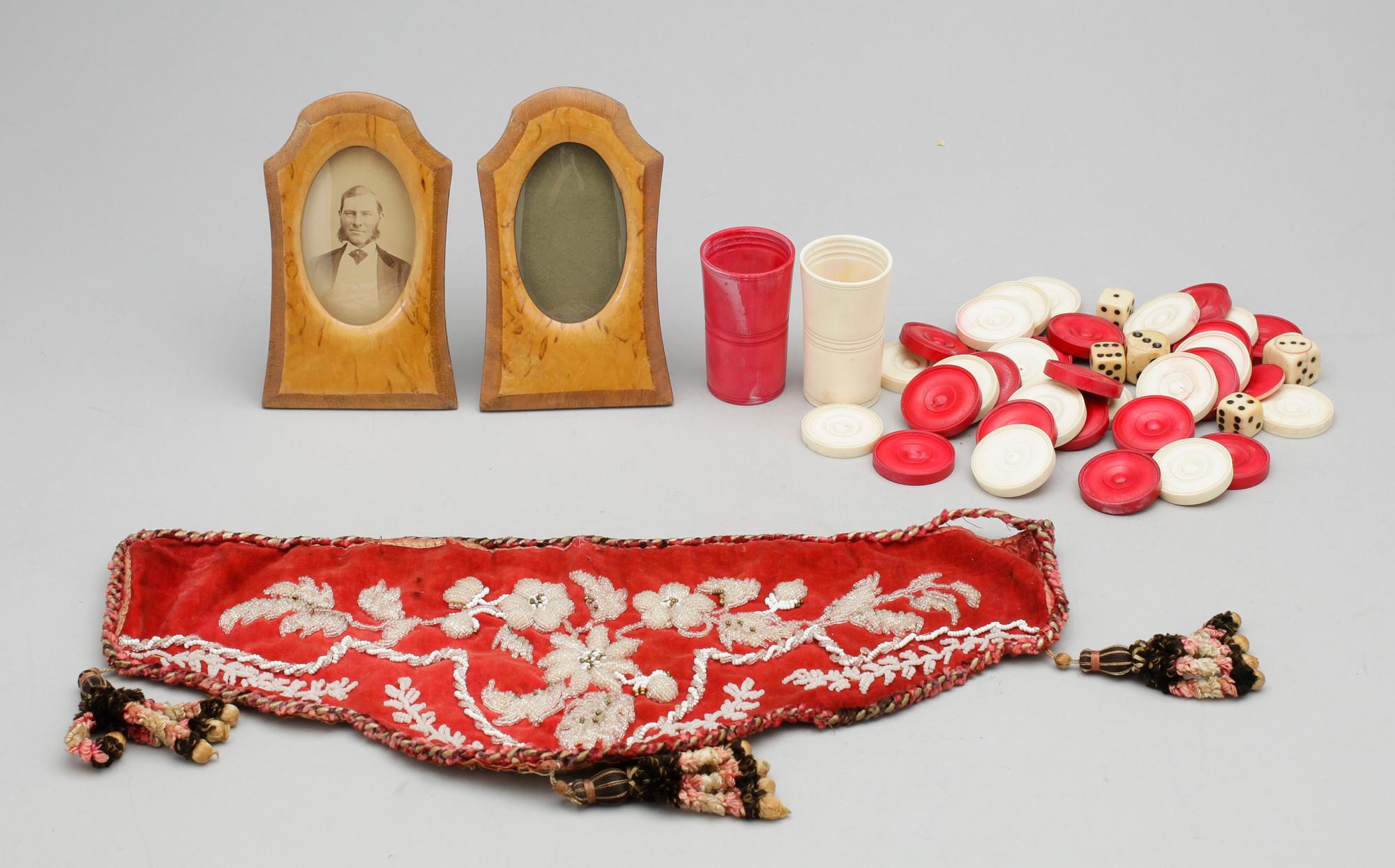 PARTI DIVERSE FÖREMÅL, 6 delar, bla en uppsättning spelpjäser av ben, 1800-1900-tal.