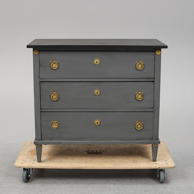 An early 20th Century painted Gustavian style chest of drawers.