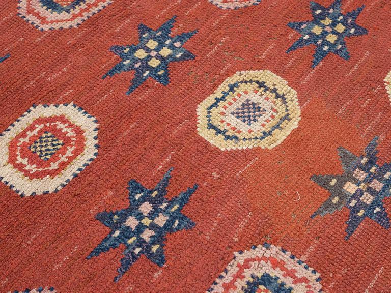 CARPET. "Röd Flossa". Knotted pile. 307 x 209 cm. Signed MMF.