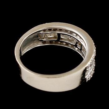 RING, 18k vitguld med 30 briljantslipade och 13 fasettslipade diamanter, Iduna,  Varberg, 2000-tal. Vikt 6 g.