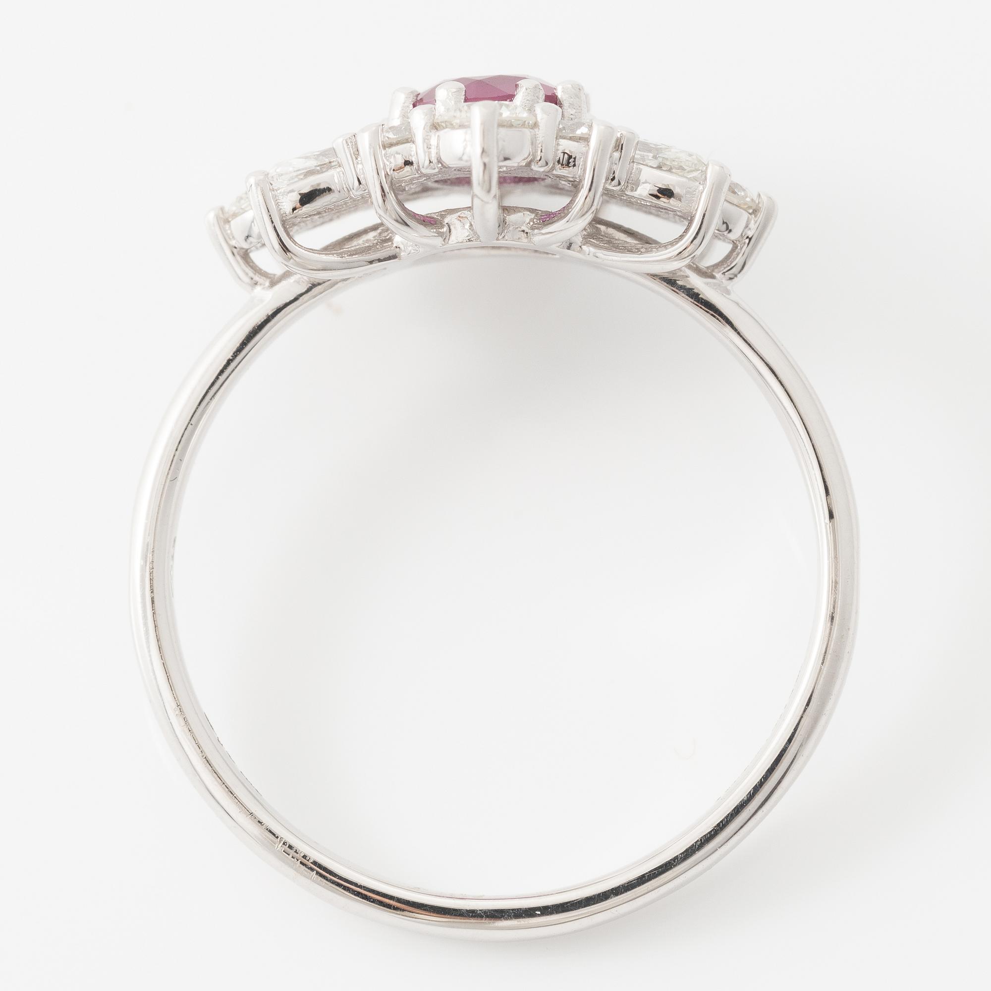 Ring 14K white gold with a ruby and brilliant- and marquise-cut diamonds.