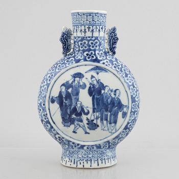 A Chinese blue and white porcelain moonflask, Qing dynasty, 19th Century.