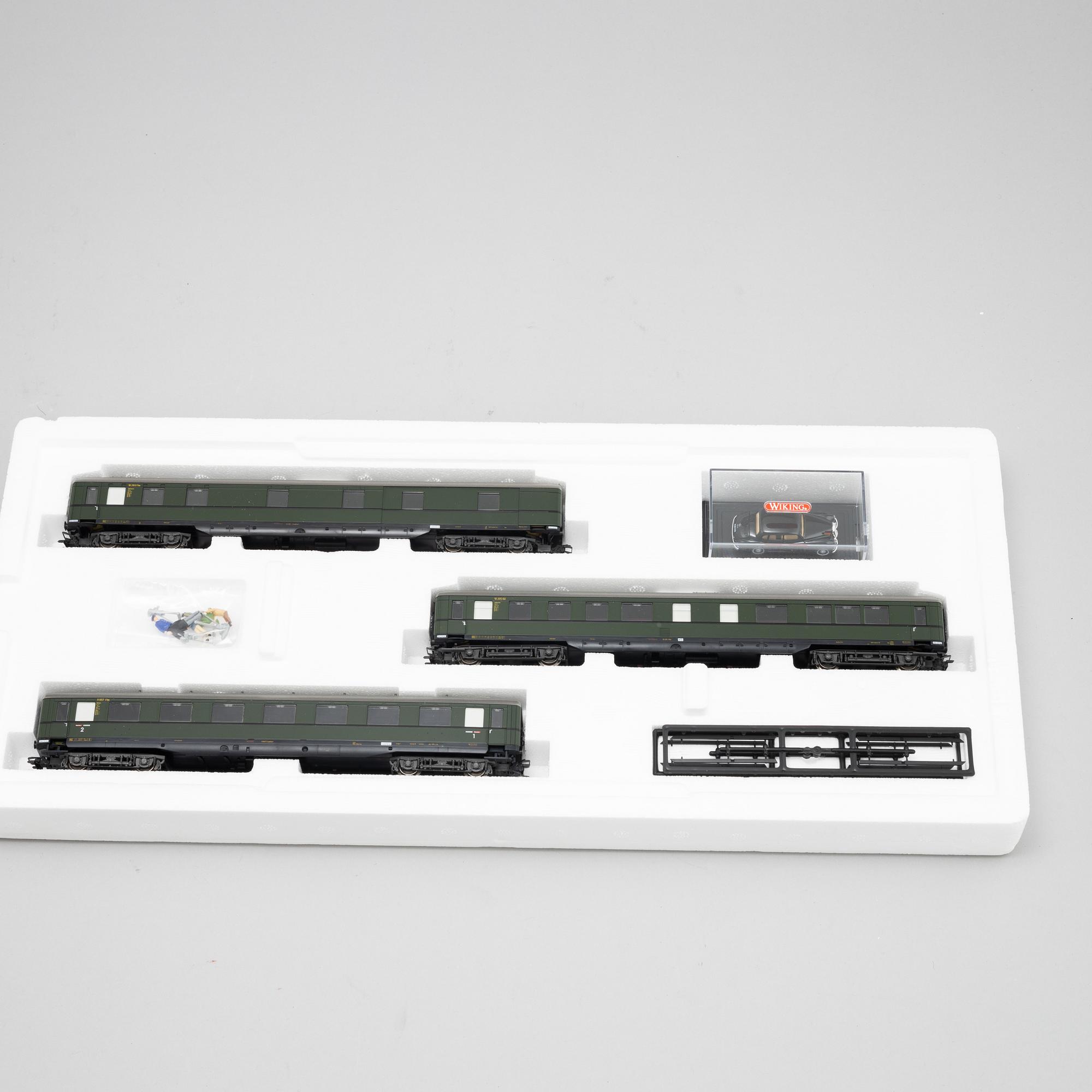 Märklin, electical engines and traincars, H0 in boxes.
