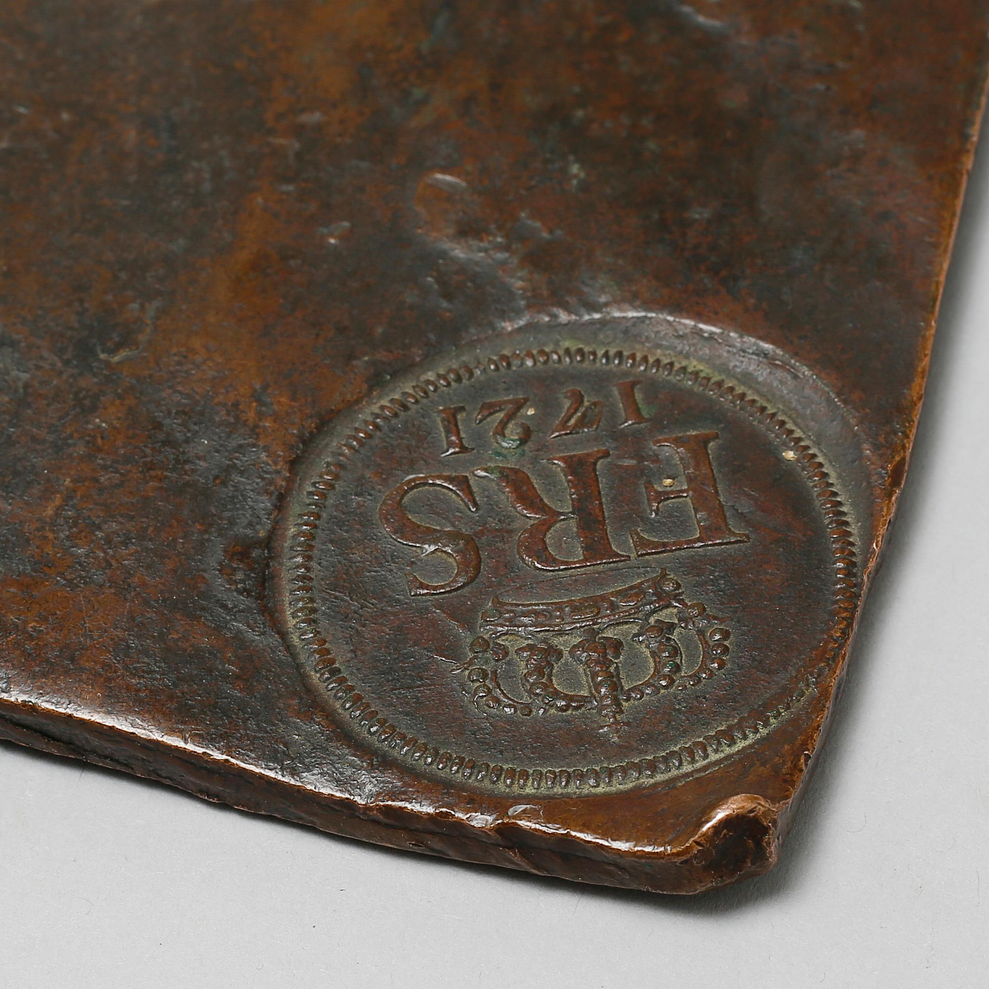 PLÅTMYNT, 4 daler, daterad 1721.