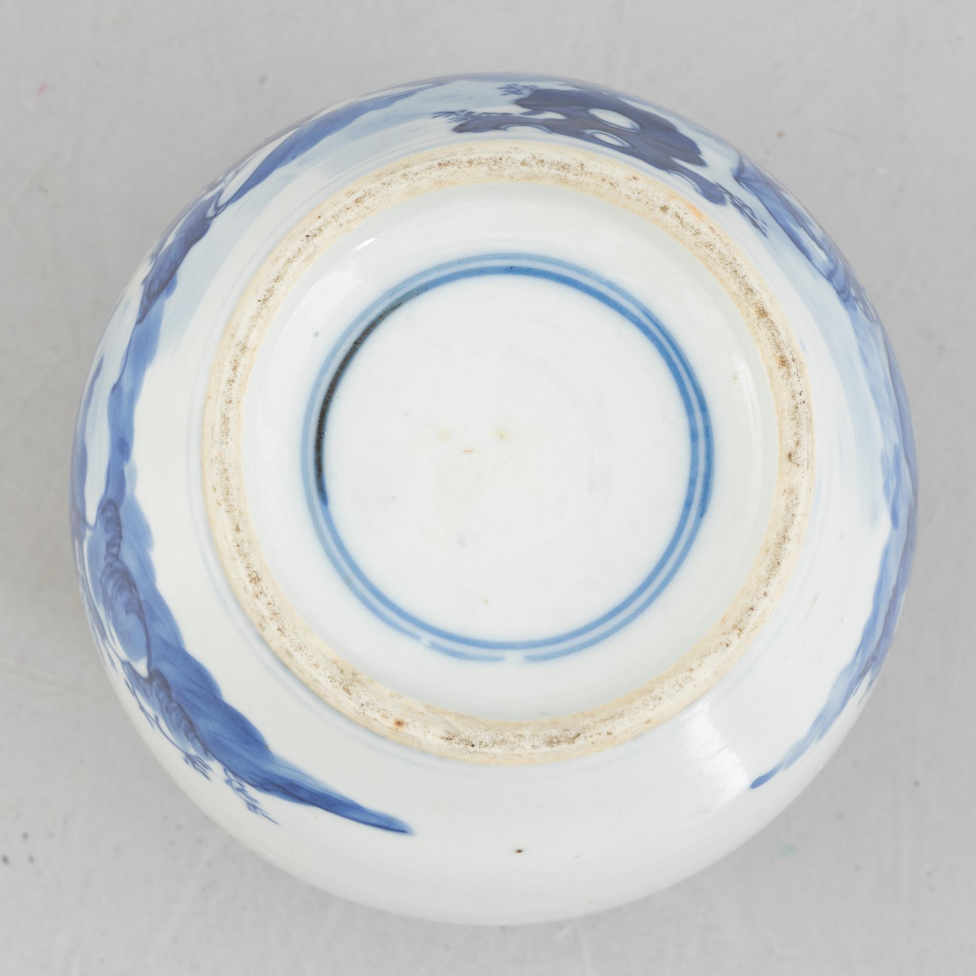 A Chinese vase and an urn with cover, the Qing dynasty, 19th century.