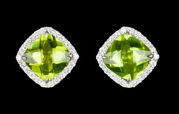 964. A pair of peridote, 6.20 cts, and diamond earstuds.