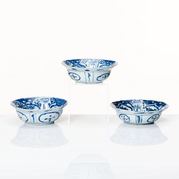 A set with 3 blue and white kraak dishes, Ming dynasty, Wanli (1572-1620).