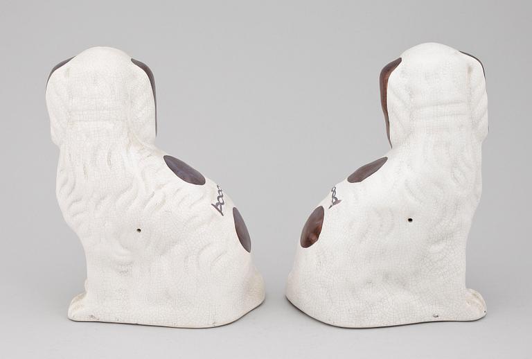 FIGURINER, två par, flintgods. Staffordshiretyp, England, 1900-talets första hälft.