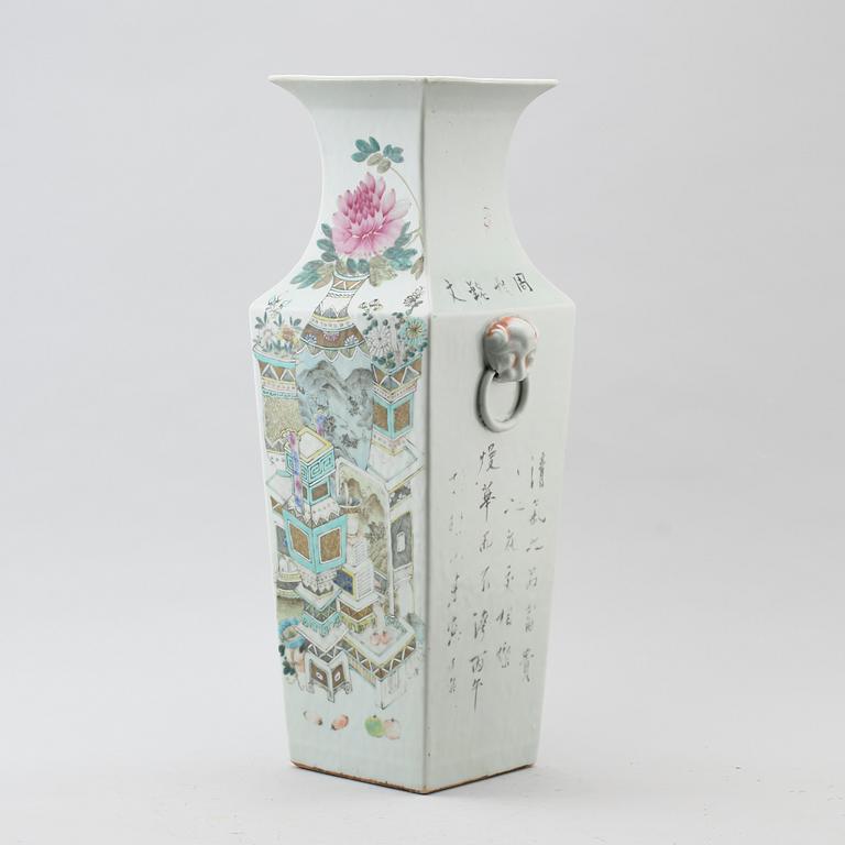 A squared famille rose vase, late Qing dynasty (1644-1912).