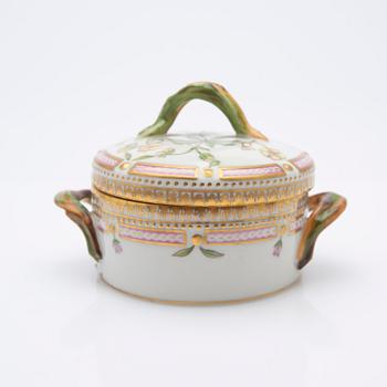 Royal Copenhagen, Sugar bowl with lid, porcelain. "Flora Danica", Royal Copenhagen, Denmark, 20th century.