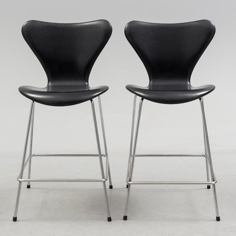 ARNE JACOBSEN, a pair of "Sjuan 3187" leather barstools, Fritz Hansen.