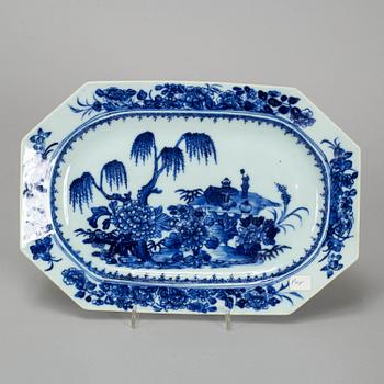 A pair of blue and white serving dishes, Qing dynasty, Qianlong (1736-95).