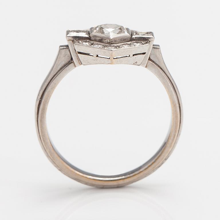 Alexander Tillander, Sormus, art déco tyyli, platinaa, timantteja n. 1.10 ct yht. Helsinki 1900-luvun loppuosa.