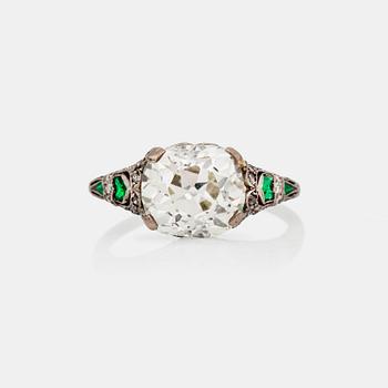827. An Edwardian old European cushion-cut diamond, ca 4.50 cts. Quality circa K/VVS. Ca 1900.