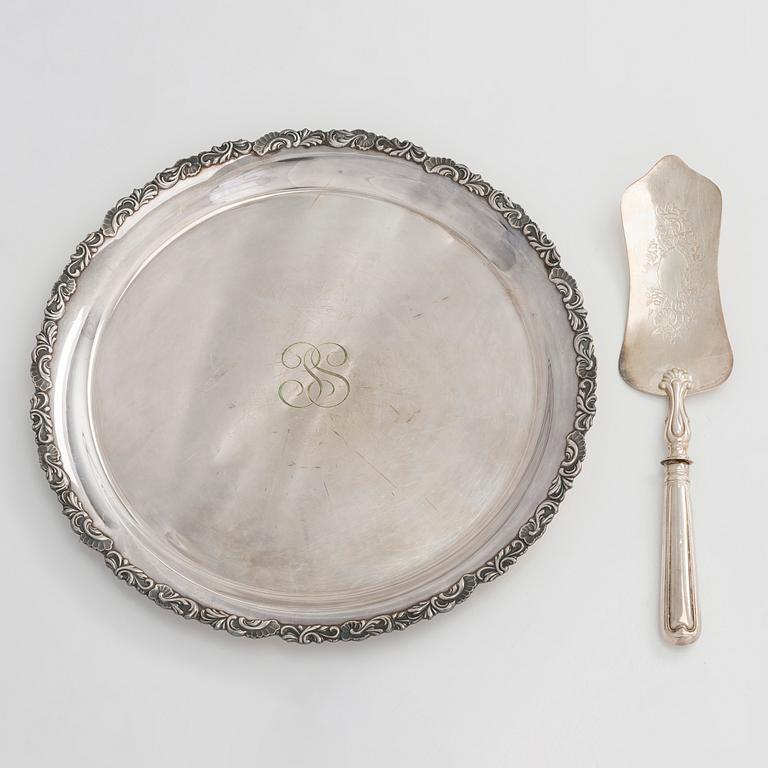 A silver cake server, and a silver platter, silver, J. E. Fagerroos, Helsinki 1874 and Kultakeskus, Hämeenlinna 1956.