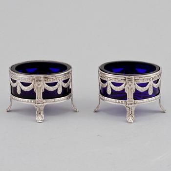 SALTKAR, ett par, silver med blå glasinsatser, Möllenborg, Stockholm, 1911. Silvervikt 90 g.