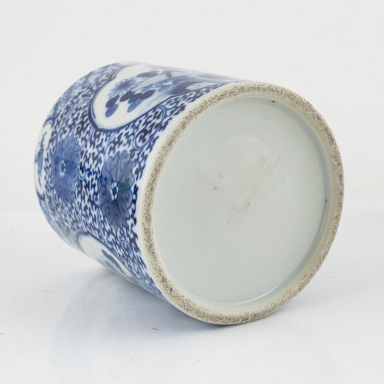 Four porcelain pieces, China, Qing dynasty, 18th-19th century.