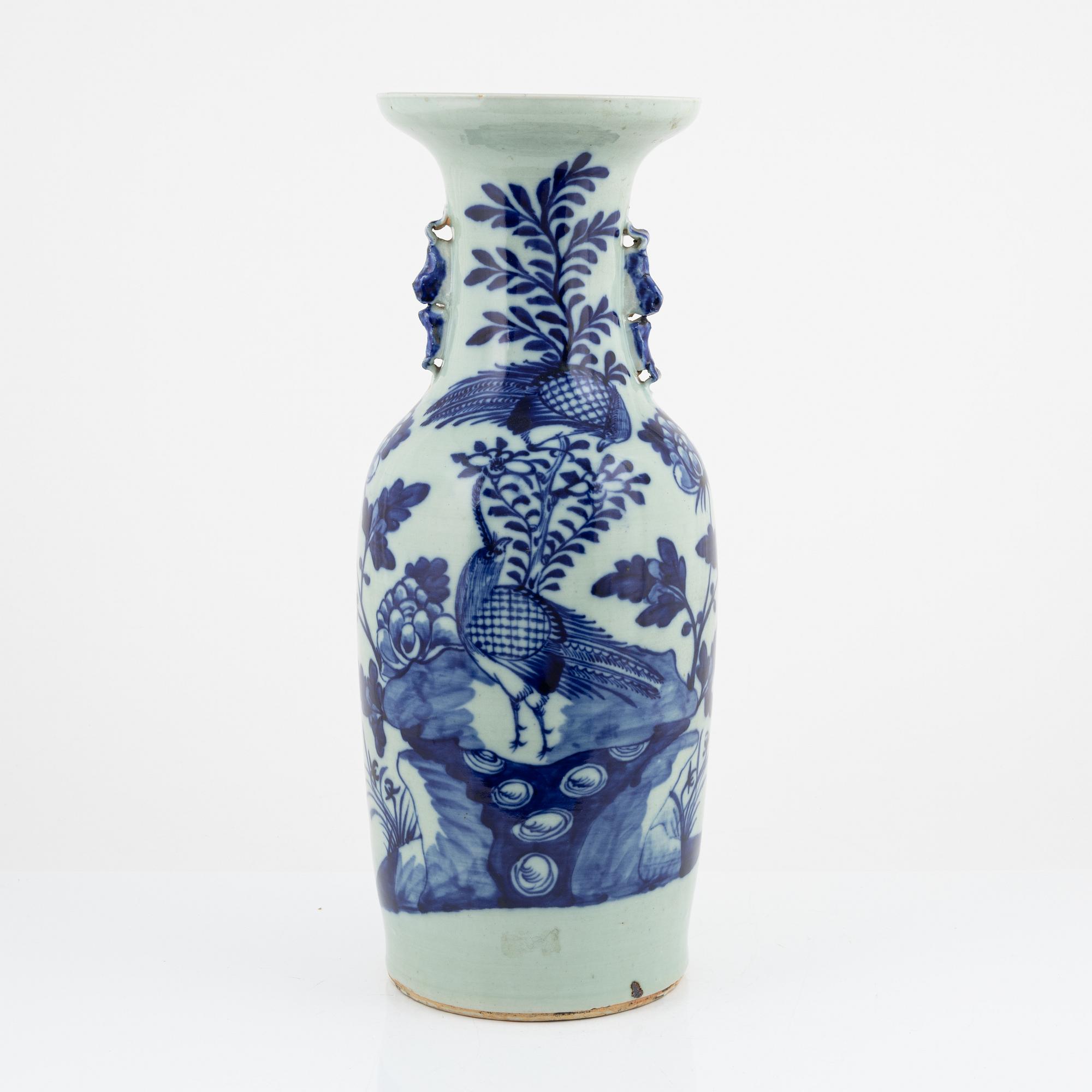 A large Chinese porcelain vase, late Qing dynasty, 19th Cnetury.