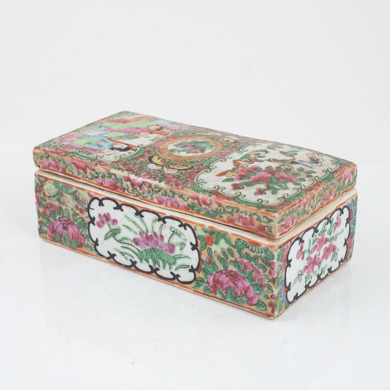 A Chinese Canton porcelain dish and box with cover, 19th century.