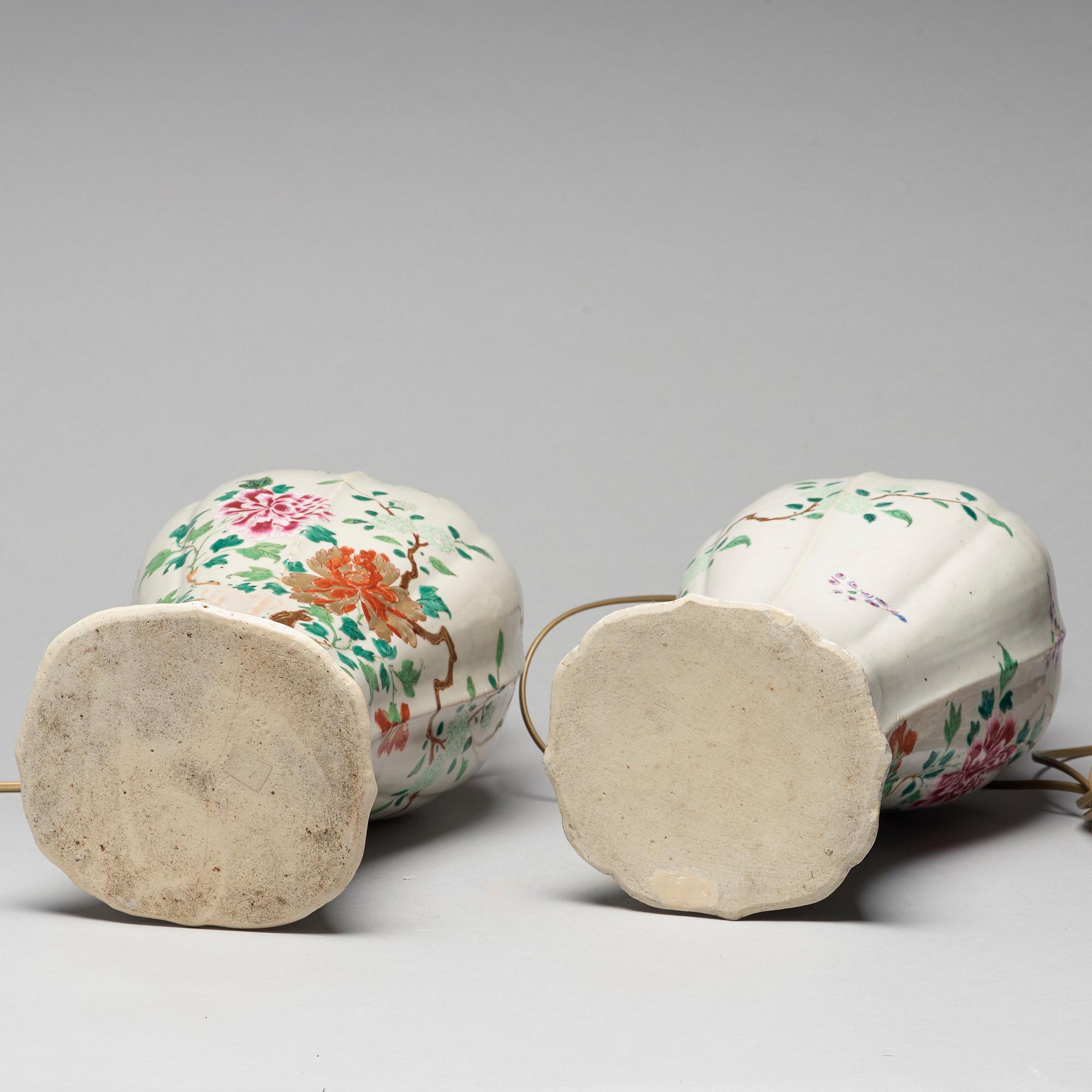 VASER, ett par, porslin. Qingdynastin, Qianlong (1736-95).