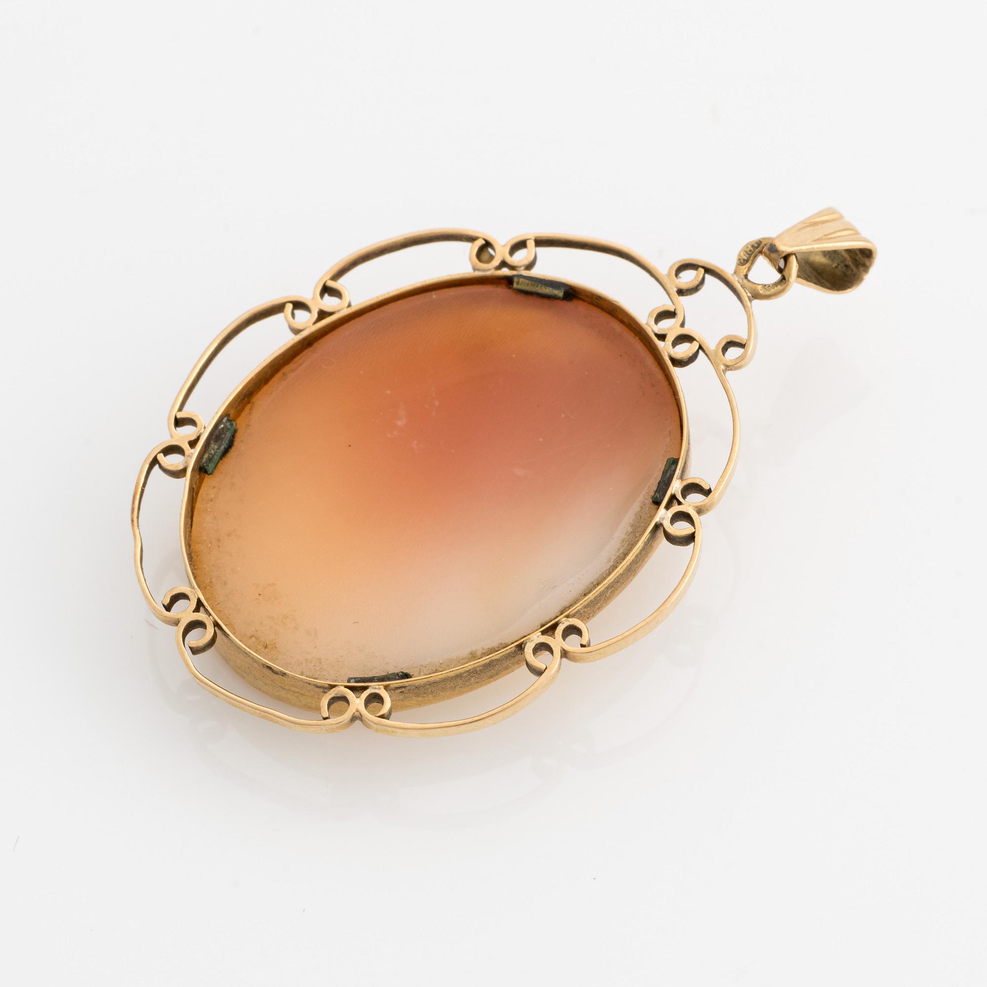 Pendant, 18K gold with shell cameo.