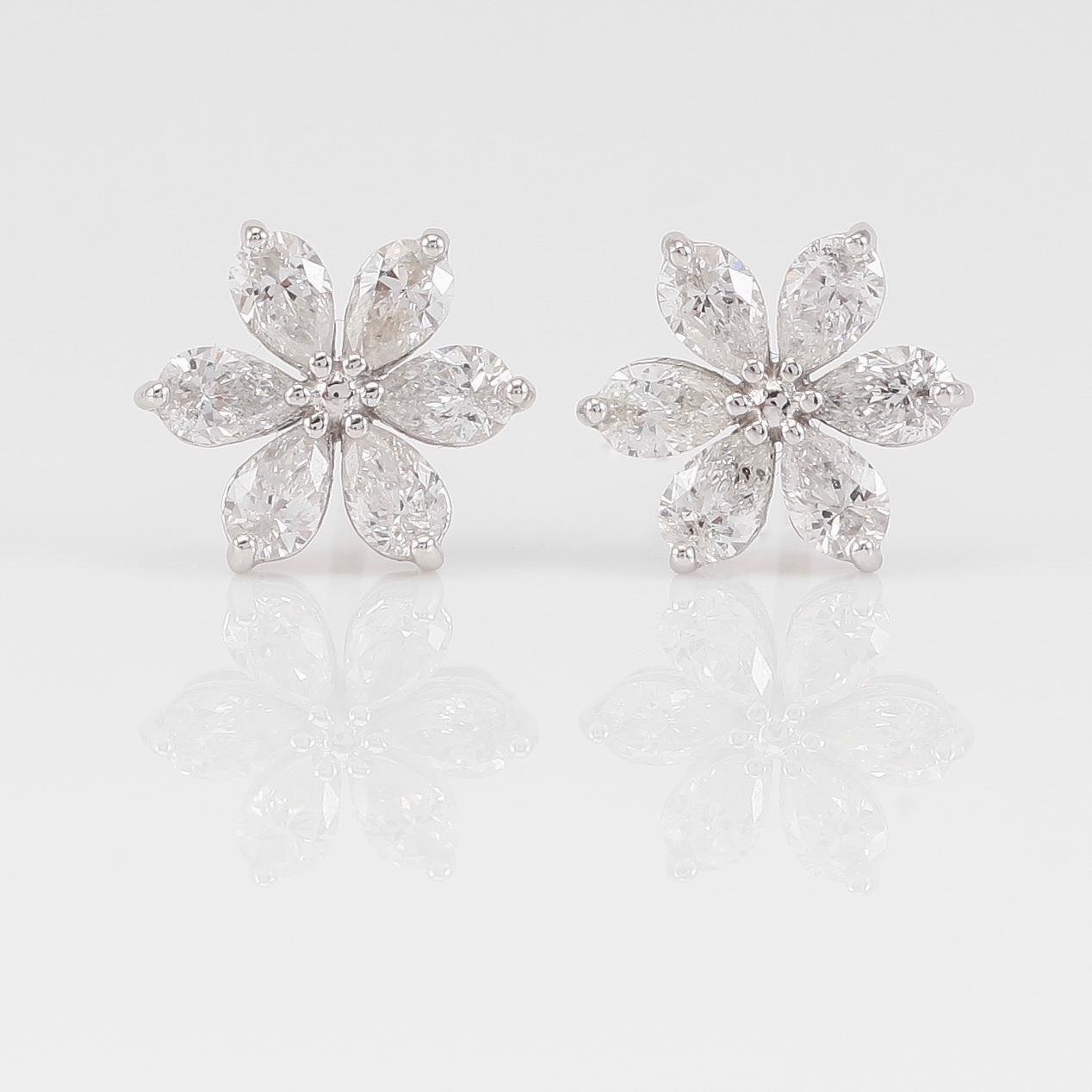 ÖRHÄNGEN, 1 par, 18K vitguld och diamanter tot ca 1.22 ct.