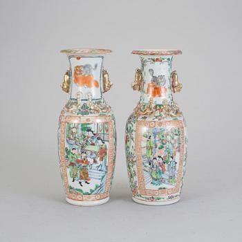 VASER, 2 st, porslin. Kina, omkring 1900.