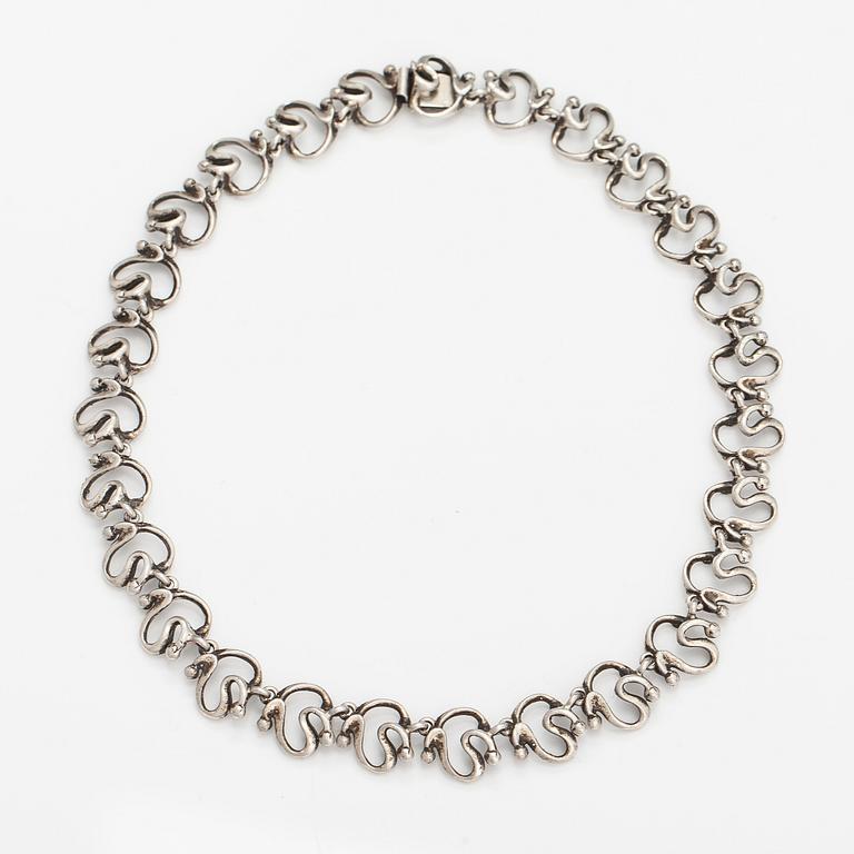 Jorma Laine, Halsband, silver. Turun Hopea, Åbo 1973.